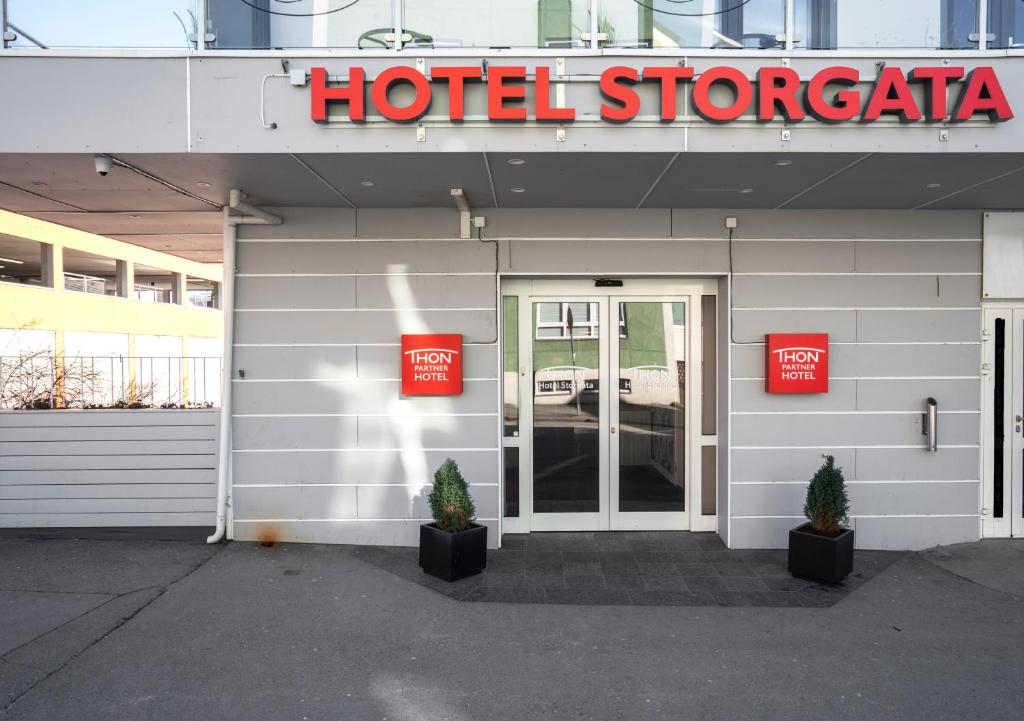 克里斯蒂安桑德Thon PartnerHotel Storgata的大楼前的酒店标志