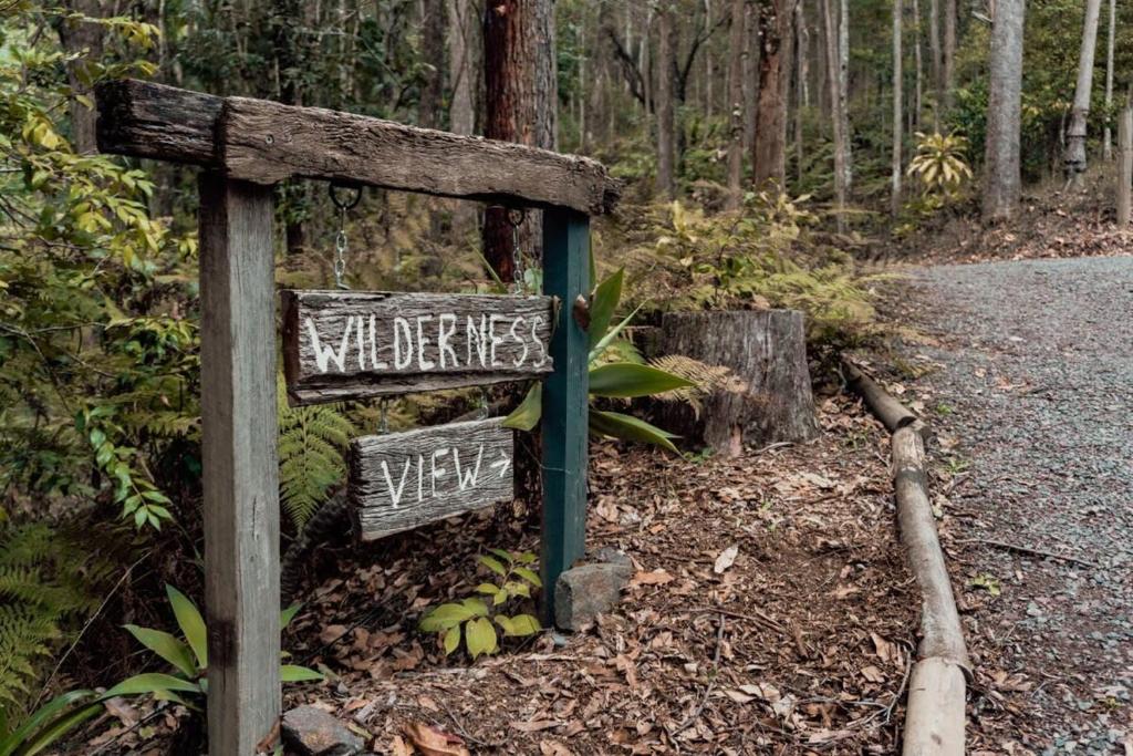 MooloolahWilderness View的树林中小径的边标