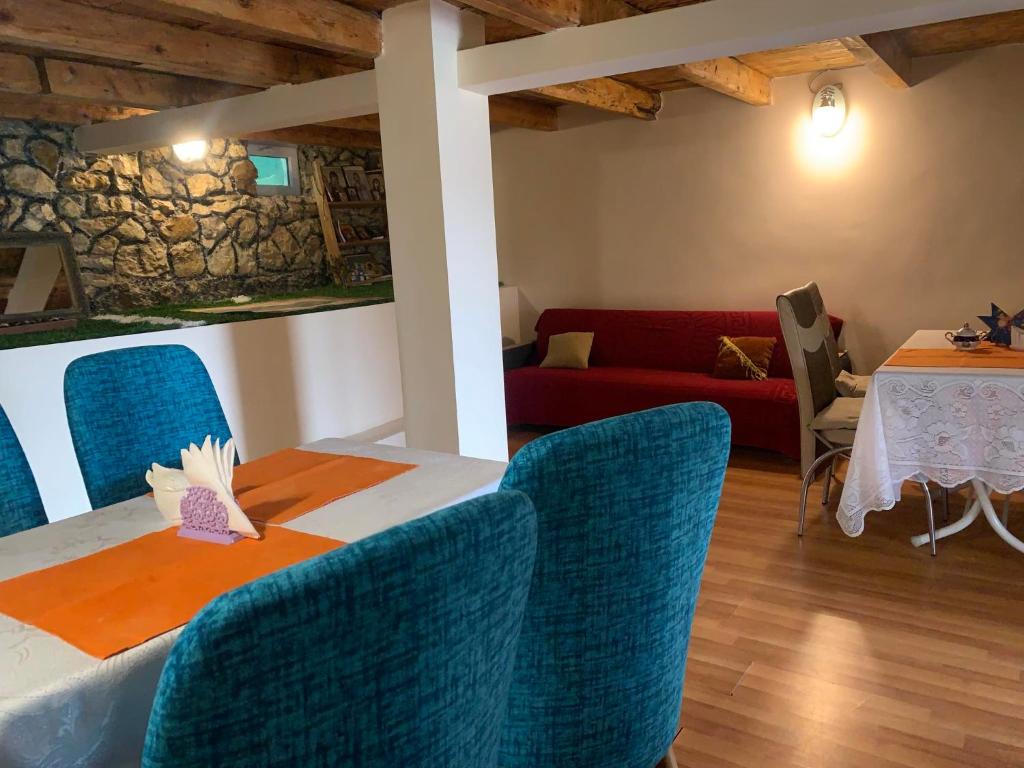 茨卡尔图博Tsivi Tba的配有桌椅和红色沙发的房间