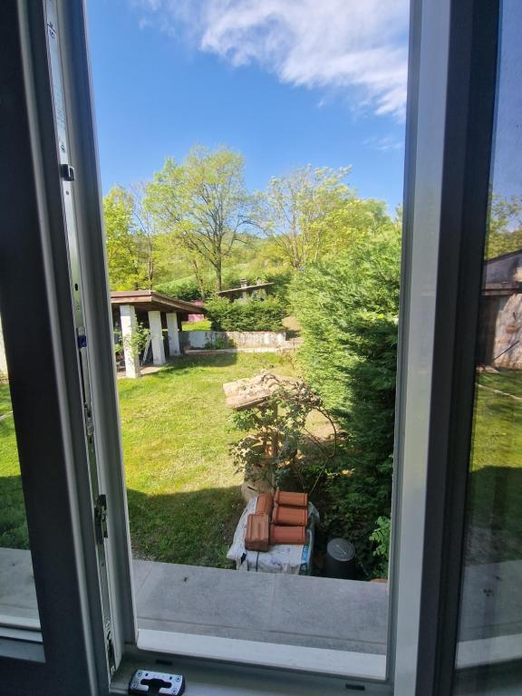 Villa dʼAianoVilla Franca casa immersa nel verde的从窗户可欣赏到庭院的景色