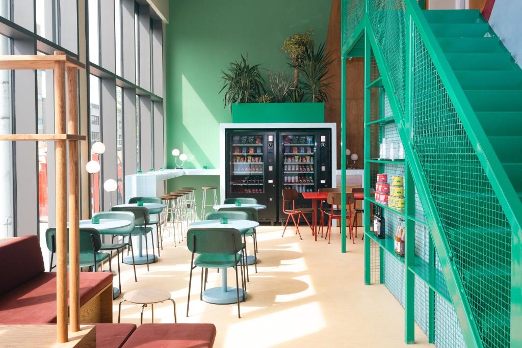 阿姆斯特丹Poppies的餐厅拥有绿色的墙壁和桌椅