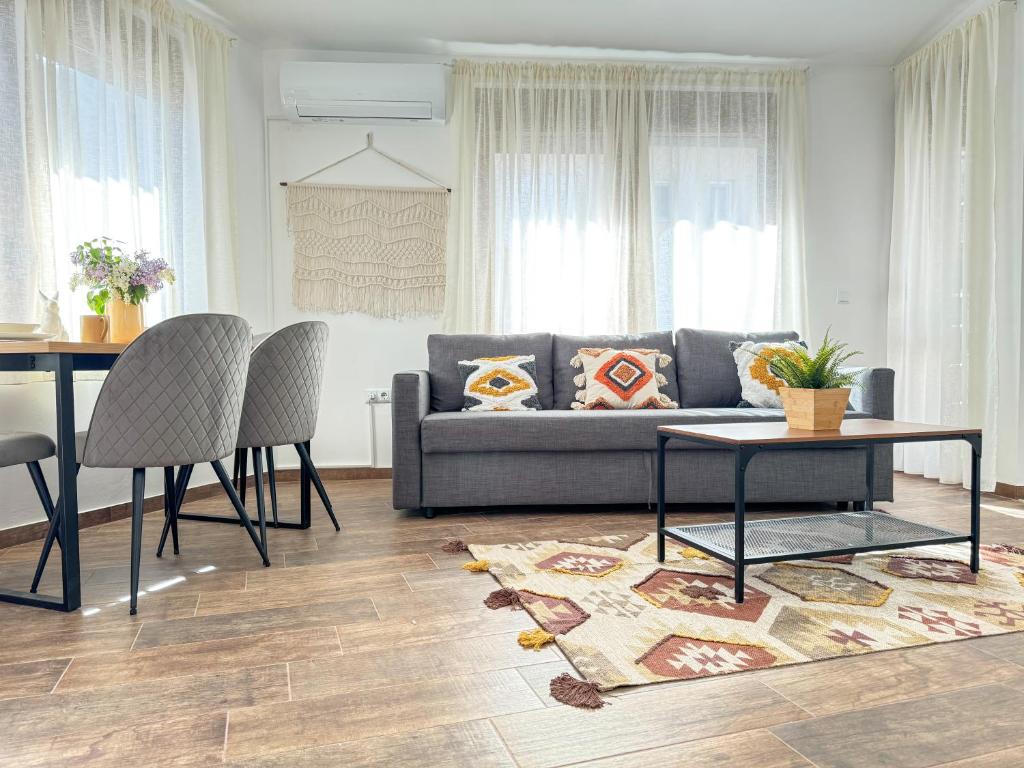 兹拉托格勒Апартамент за гости Лена Златоград的客厅配有沙发和桌子