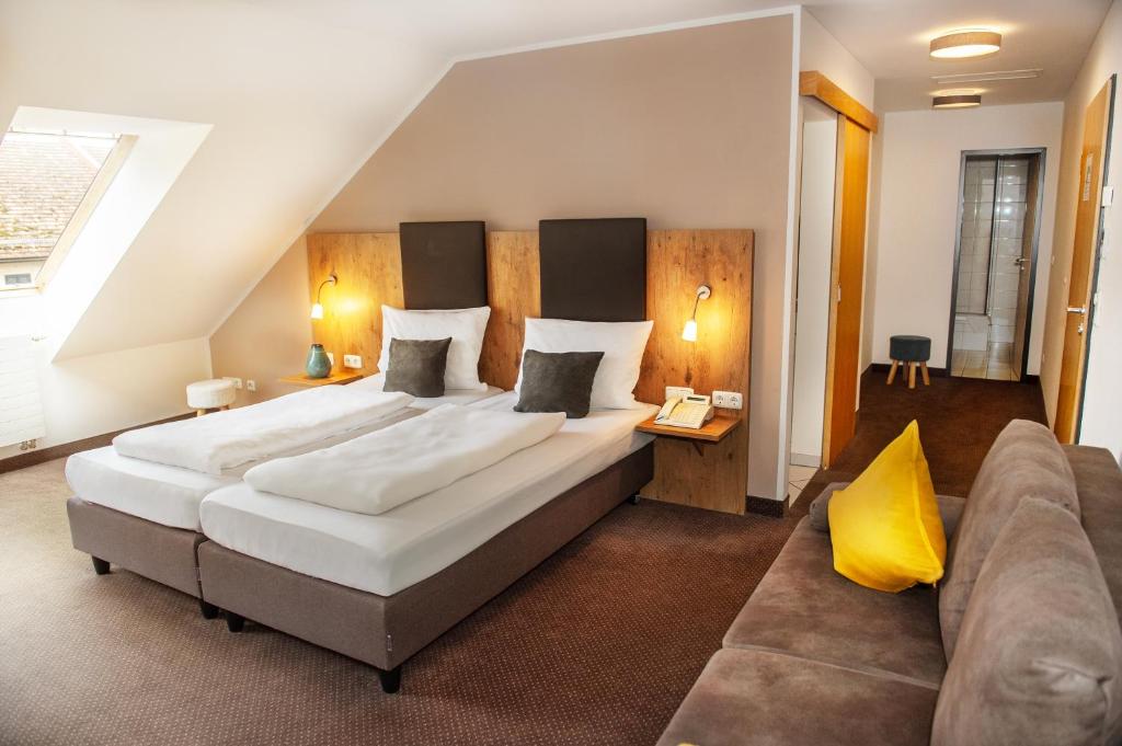 新比贝格Hotel am Hachinger Bach by Blattl的一间大卧室,配有一张大床和一张沙发