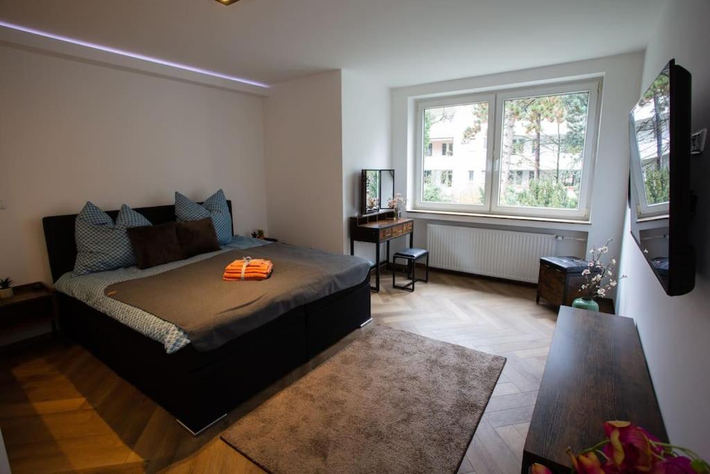 杜伊斯堡Stilvolle Stadtwohnung的一间卧室配有一张床和一张书桌