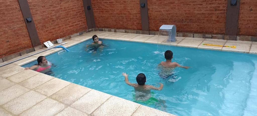 雷孔基斯塔LOS NARANJOS的一群人在游泳池里
