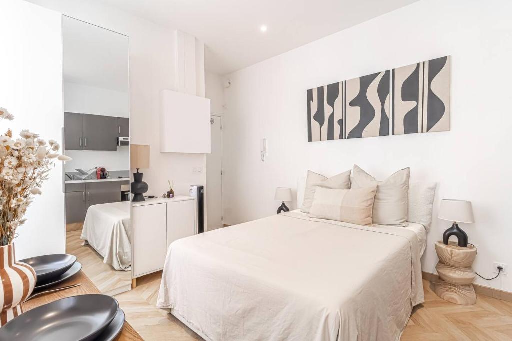 博索莱伊Nice Studio Close To Monaco的白色卧室设有白色的床和厨房