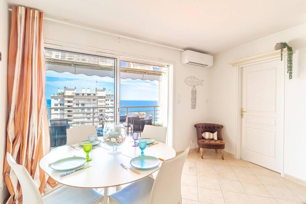 博索莱伊Beautiful Apartment Near Monaco的一间带桌椅和窗户的用餐室