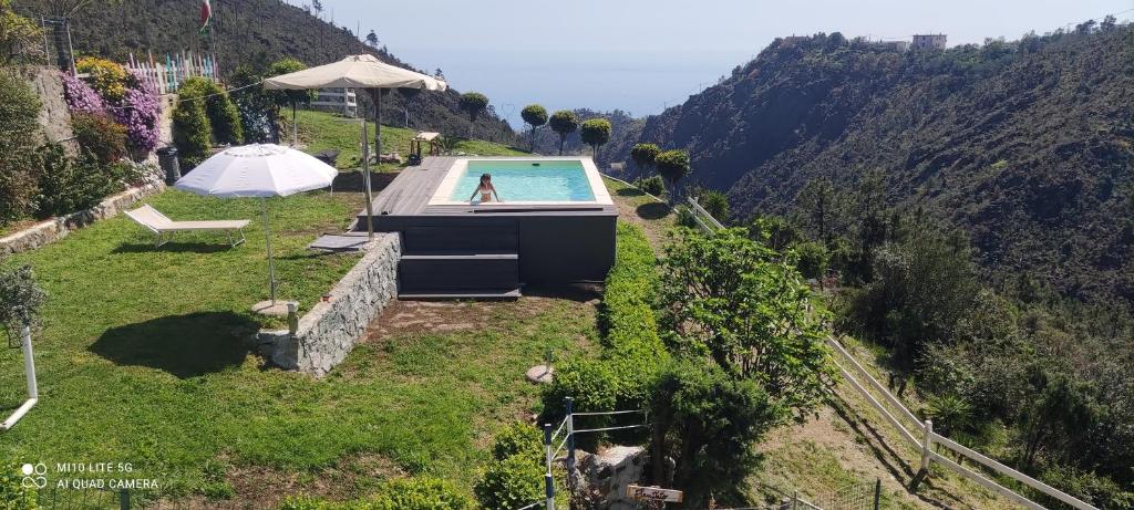 科哥莱托Agrifazenda的享有山丘上游泳池的空中景致
