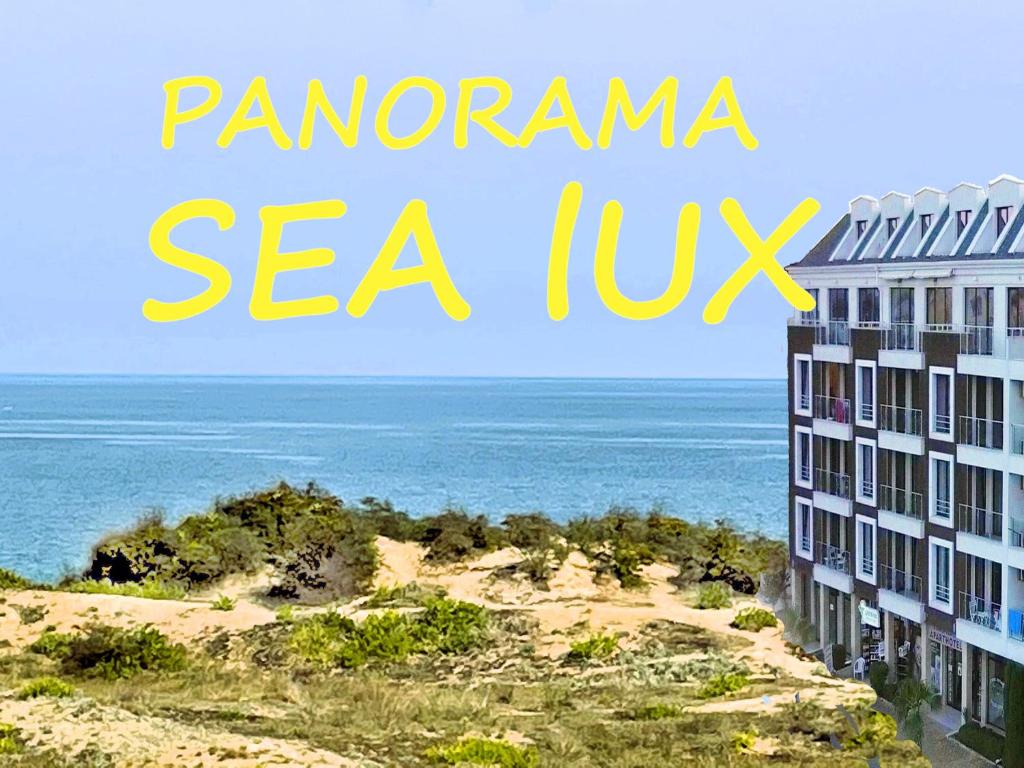 普里莫尔斯科Apart-Hotel Panorama Sea LUX的享有海景,设有一座全海景建筑