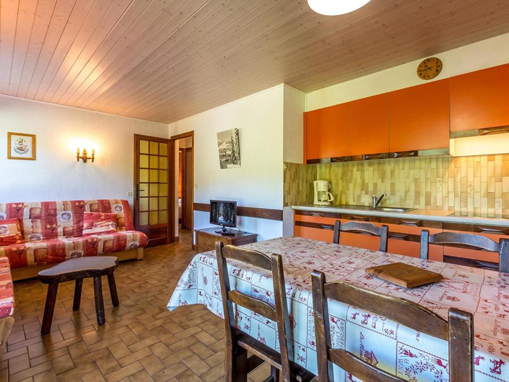 拉克吕萨Appartement La Clusaz, 3 pièces, 6 personnes - FR-1-437-10的厨房以及带桌子和沙发的客厅。
