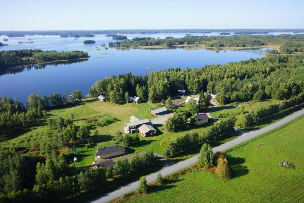 TolosenmäkiKarjalan Helmi的享有湖泊上农场的空中景致
