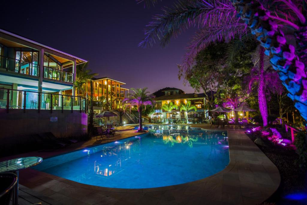 圣佩德罗塞拉塞拉帝国生态度假酒店的夜间在度假村的游泳池