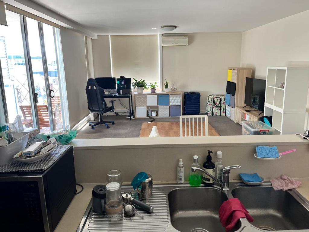 悉尼B的一个带水槽的厨房和一间客厅