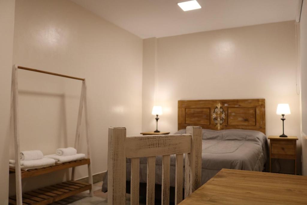 圣萨尔瓦多德朱Hotel Quebrachales的一间卧室配有一张床、镜子和一张桌子