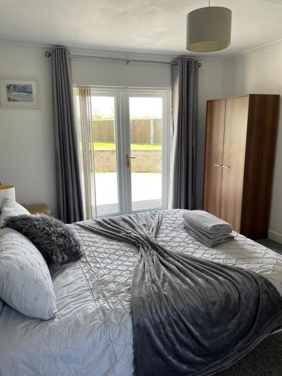 多切斯特Tumbleweed 3的一间卧室配有一张大床和枕头