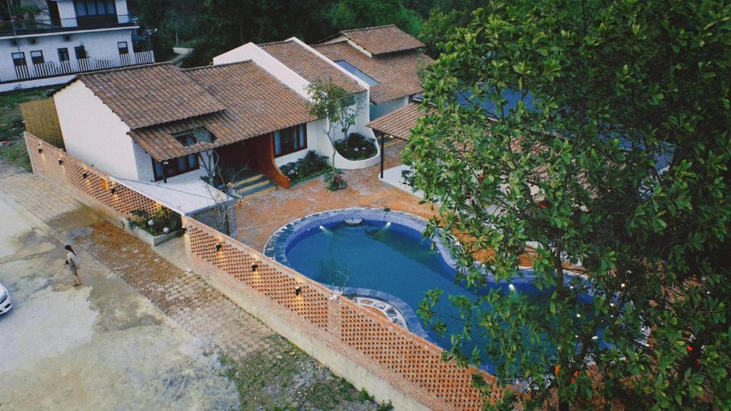 高平Bản Nhỏ - Little Village的享有带游泳池的别墅的顶部景致