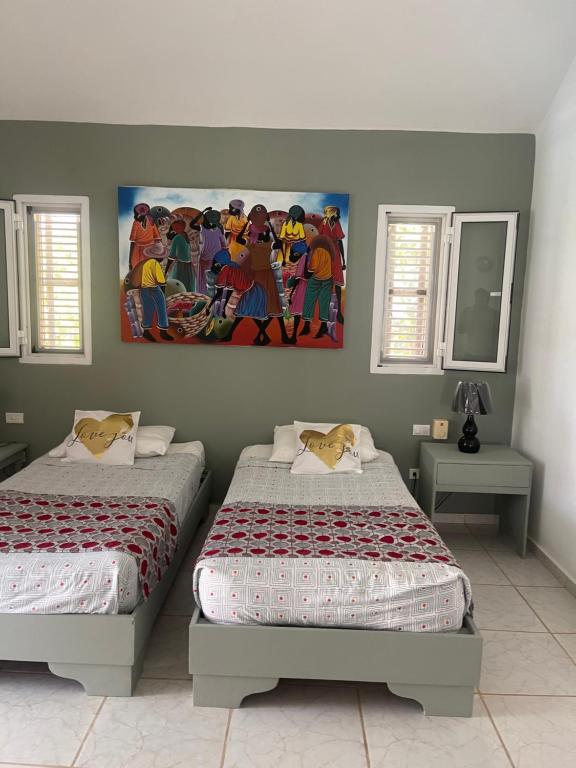 拉斯特拉纳斯Villa Del Mar的墙上画画的房间里设有两张床