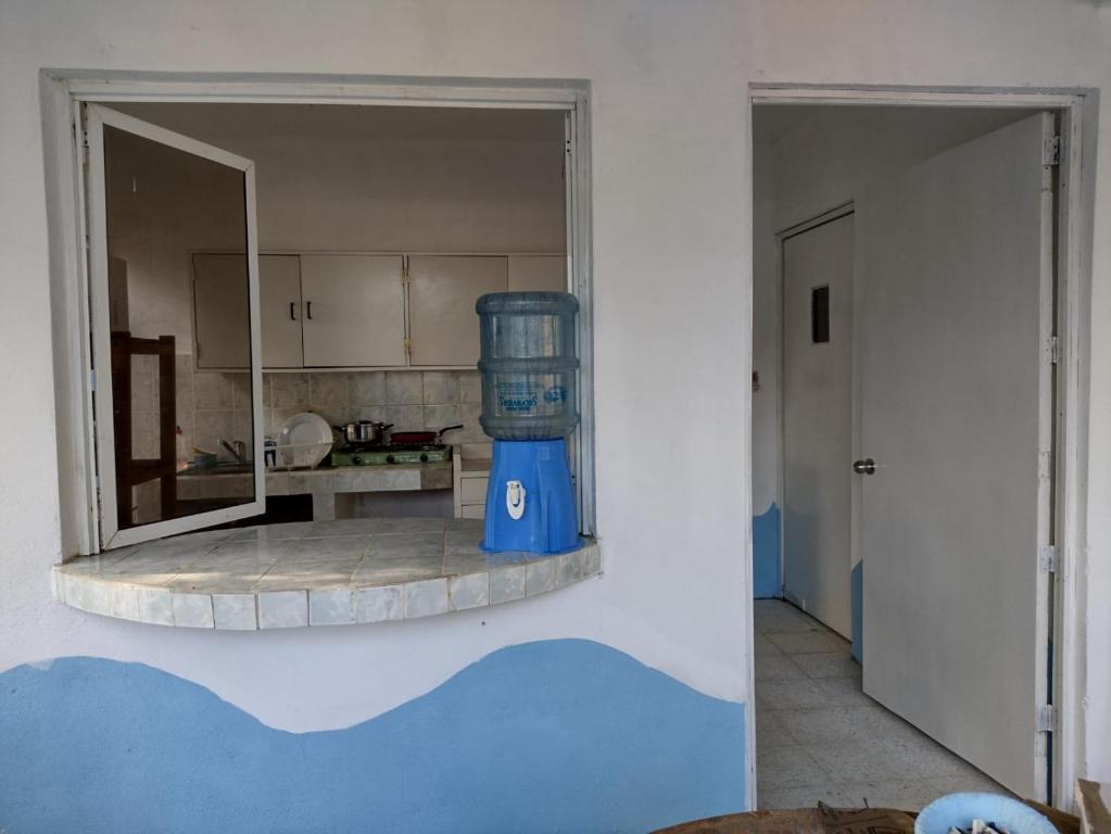 SipacateLuz del Mar Dormitorios y cocina en la playa El Paredón的墙上有蓝色容器的厨房