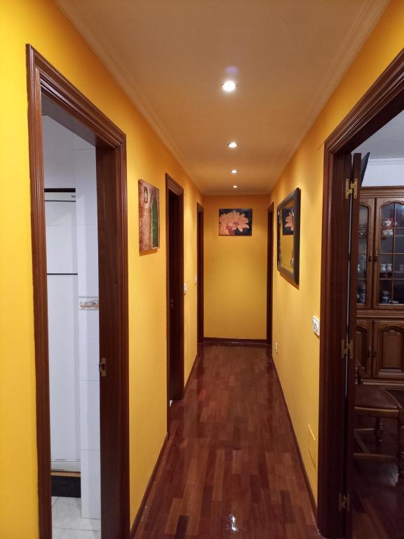 塞代拉Vacaciones的走廊设有黄色的墙壁和木地板