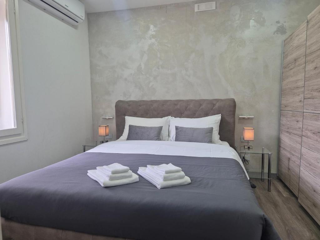 乌迪内Apartment Udine的一间卧室配有一张床,上面有两条毛巾
