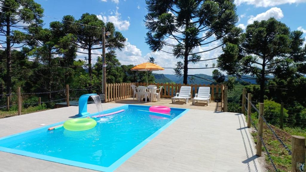 南卡希亚斯Casa aconchegante em meio a natureza的后院带水滑梯的游泳池