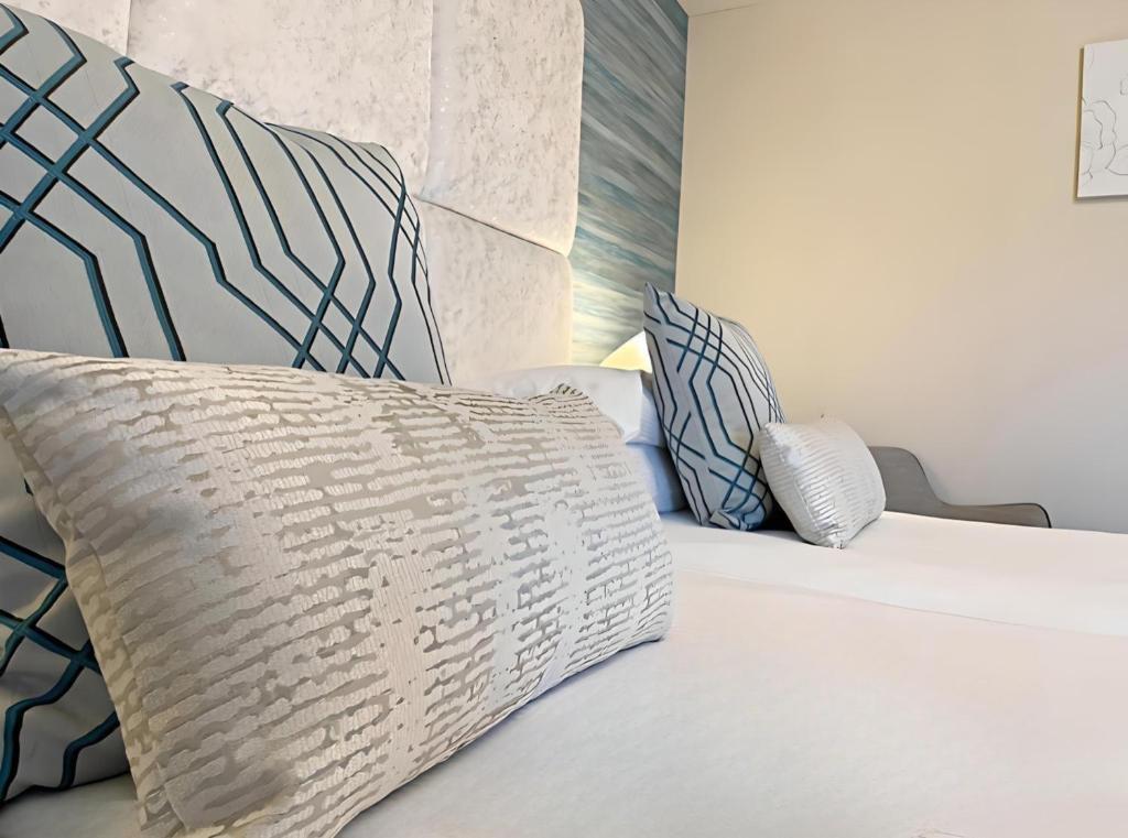 克里基厄斯卡尔兰旅馆的一间卧室配有一张带枕头的床