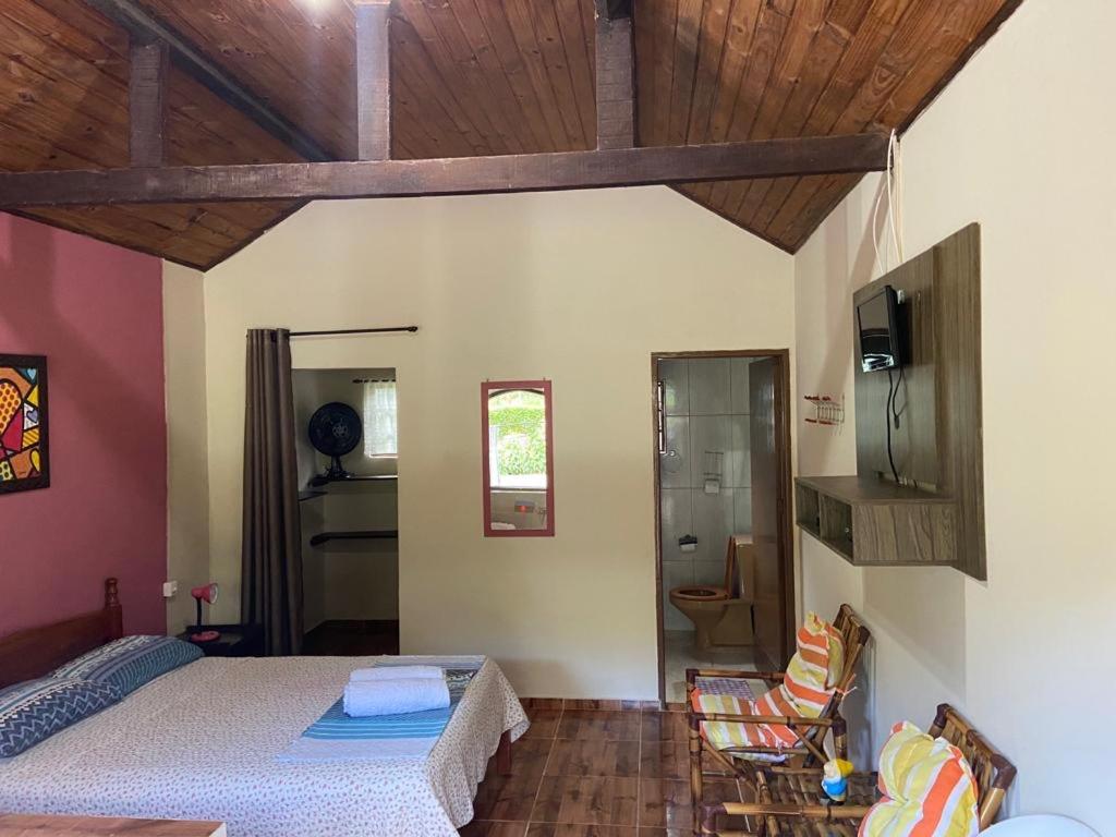圣弗朗西斯科泽维尔Cachoeira do Roncador的一间卧室,卧室内配有一张床和椅子