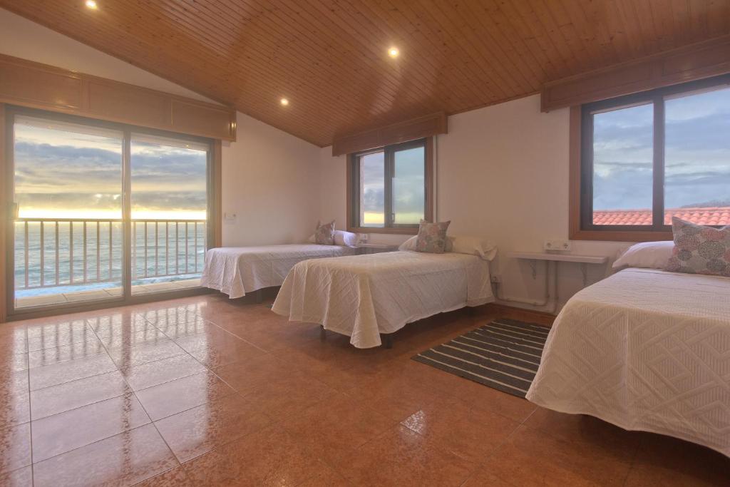 奥亚casa picota的客房设有三张床和美景窗户。