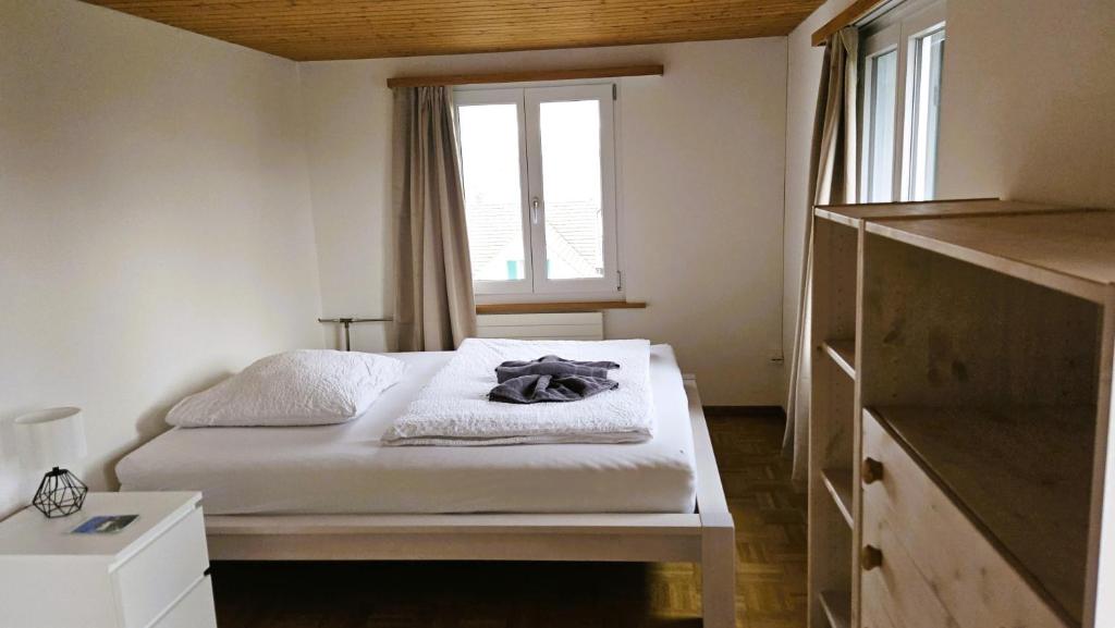 AltnauMBar Apartment的一间小卧室,配有床和窗户
