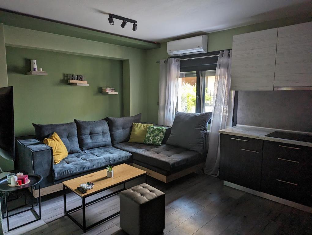 亚历山德鲁波利斯Tsitsipas Apartment的客厅配有沙发和桌子