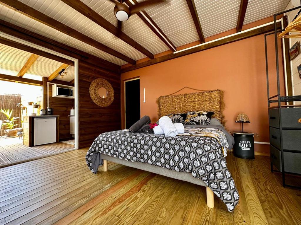 圣吕斯Bungalow L'hibiscus的卧室配有一张床