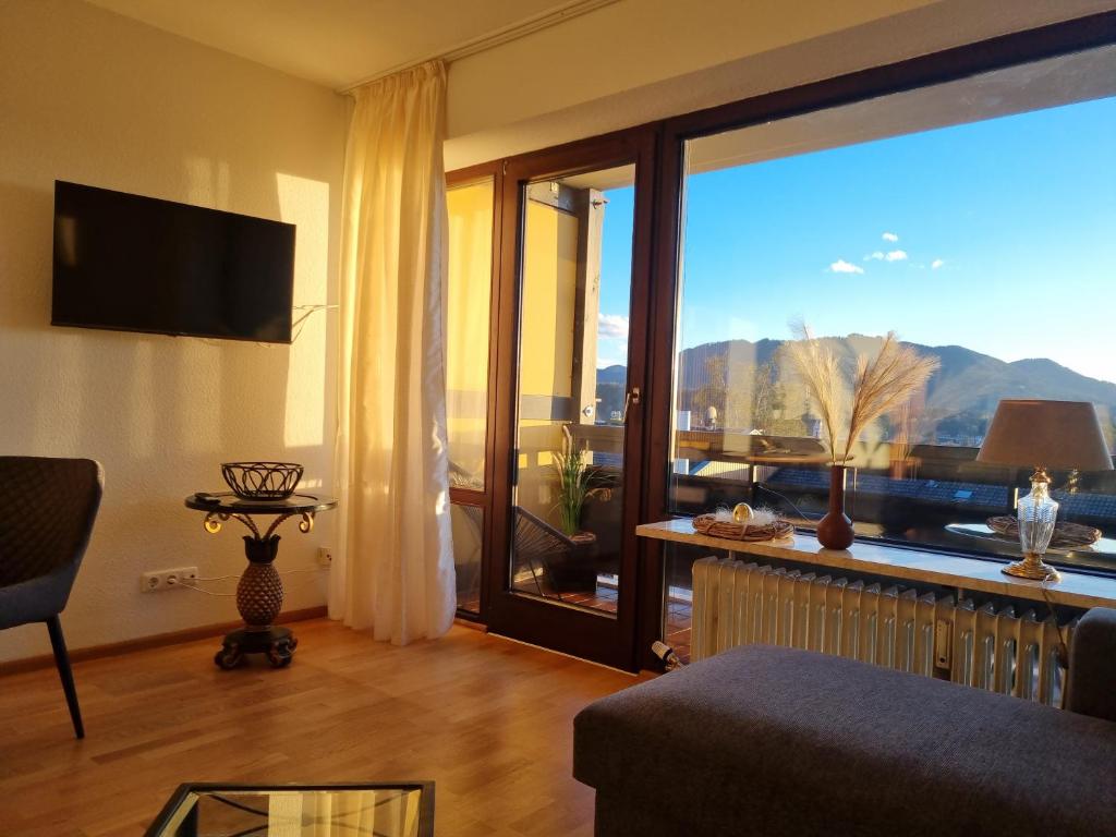 巴特特尔茨Apartment Chalet Bad Tölz的客厅设有美景大窗户