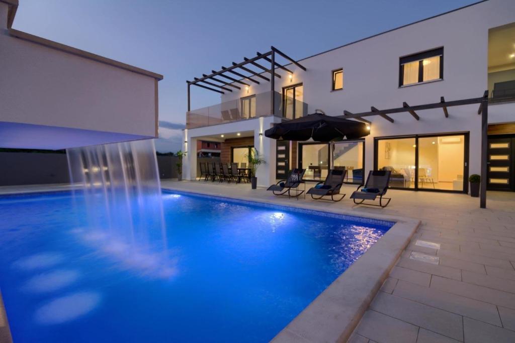 罗波里卡Ferienhaus mit Privatpool für 14 Personen ca 280 qm in Loborika, Istrien Südküste von Istrien的房屋前的游泳池