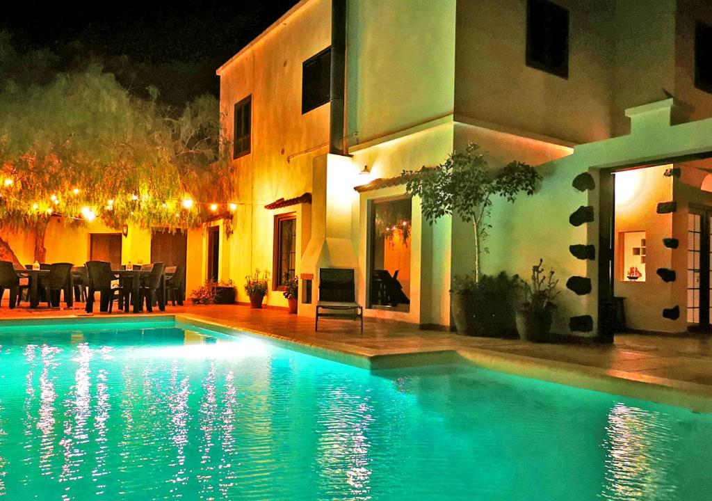 La CostaCasa-la-Costa的夜间在房子前面的游泳池