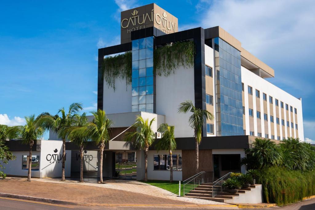 卡夸尔Catuai Hotel的一座棕榈树建筑