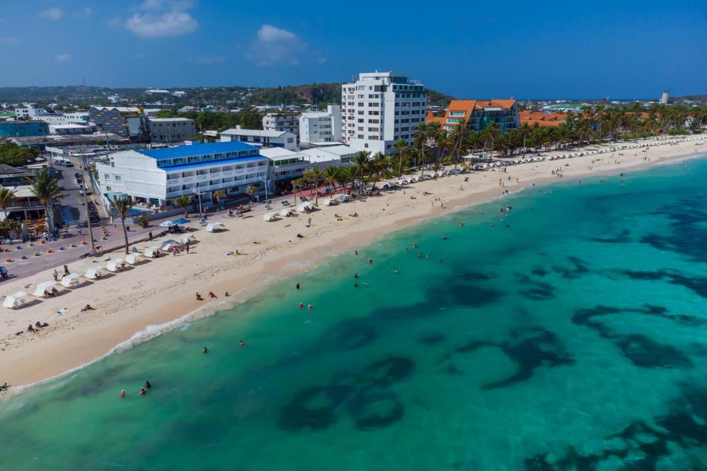 圣安德烈斯Hotel Bahia Sardina的享有海滩和海洋的空中景致