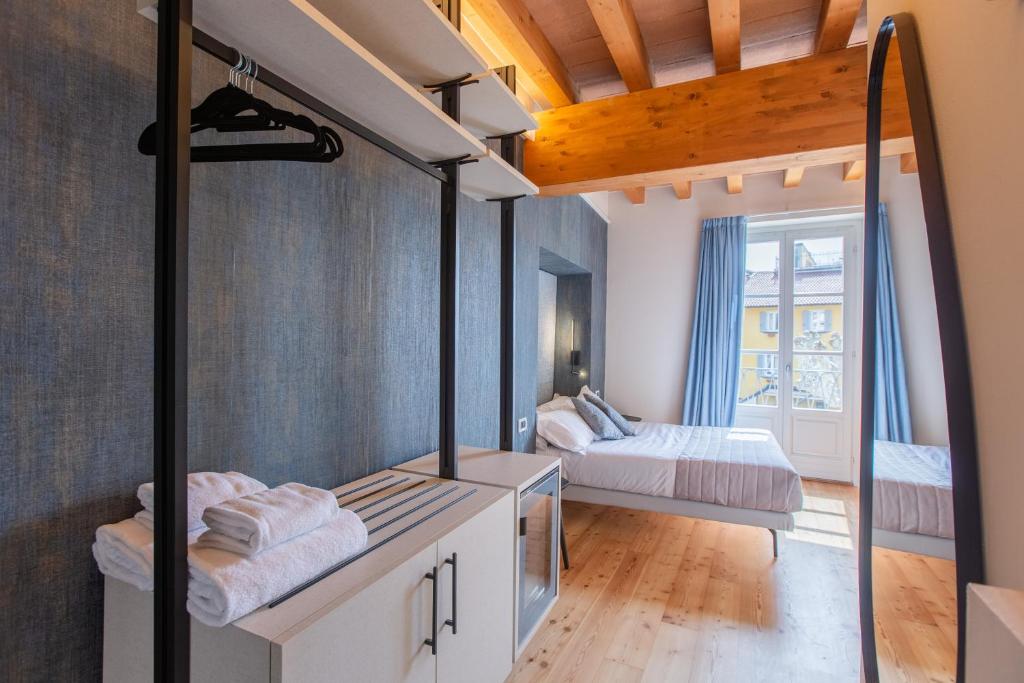 瓦伦纳德索乐酒店的带两张床和镜子的客房