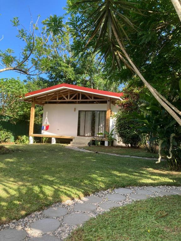福尔图纳Casa Yami Lodge的一间白色的小房子,有红色的屋顶