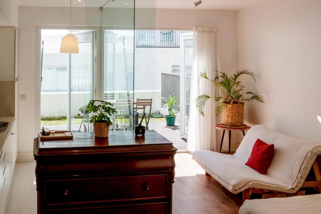 里斯本Apartment in Santos的客厅配有梳妆台和植物椅子