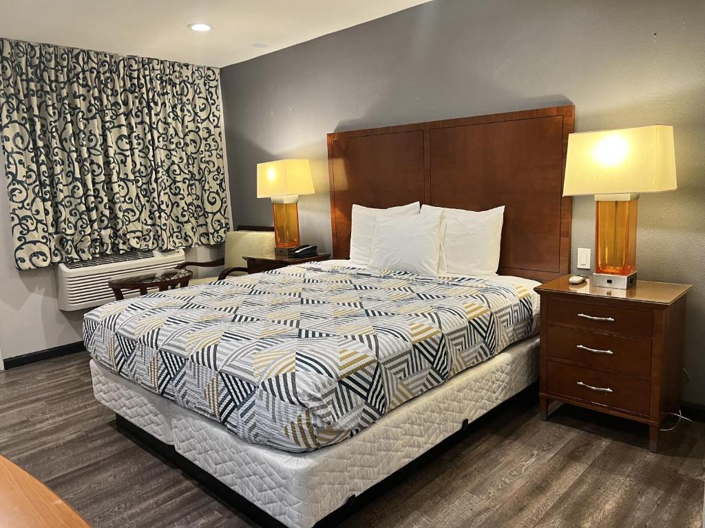 里奇克莱斯特Motel 6 Ridgecrest, CA China Lake的酒店客房,设有床铺和2个床头柜