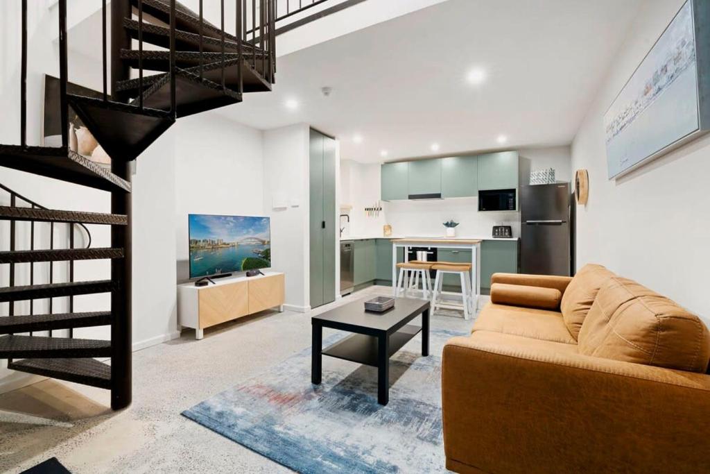悉尼Cosy Camperdown的客厅配有沙发和桌子