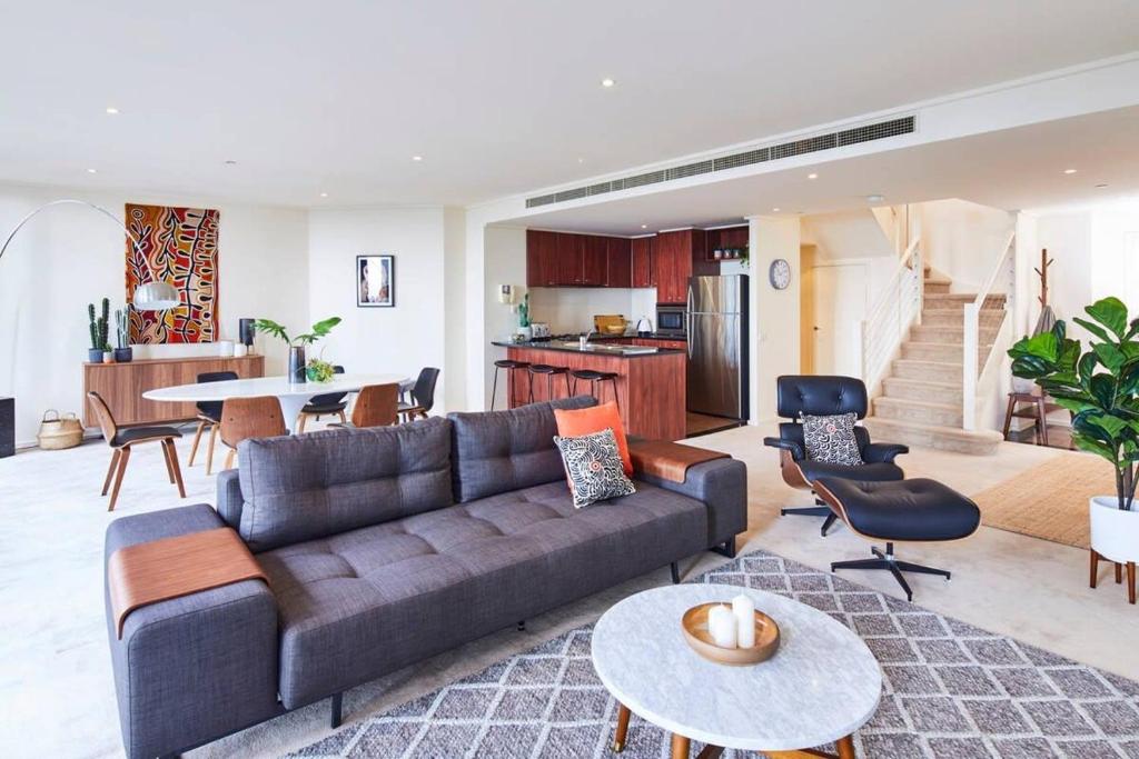 墨尔本Penthouse Apartment in Melb CBD Perfect Location的客厅配有沙发和桌子