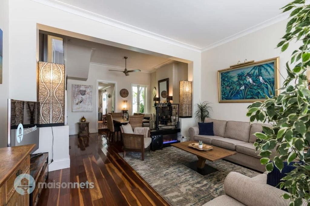 悉尼3 Bedroom House With Large Courtyard & City Views的客厅配有沙发和桌子