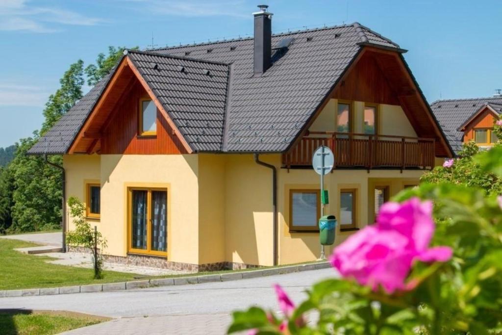 伏尔塔瓦河畔利普诺Ferienhaus für 10 Personen in Lipno nad Vltavou, Böhen Moldau的黑色屋顶的房子