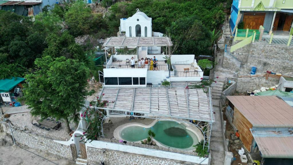 Thôn Bình HưngRosarii Pacis Villa - Venuestay的享有带游泳池的建筑的空中景致