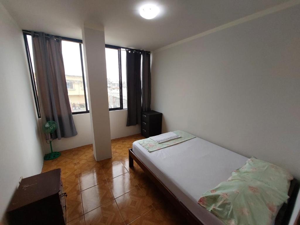 马查拉Departamentos de la Costa的一间设有床铺的卧室,位于带窗户的房间内