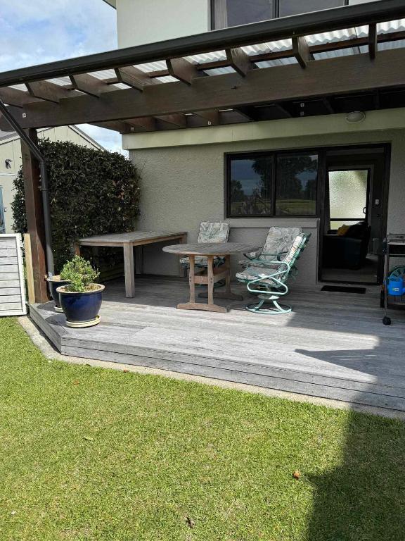 芒格努伊山Coastal Golf & Spa Guesthouse的庭院设有野餐桌和长凳