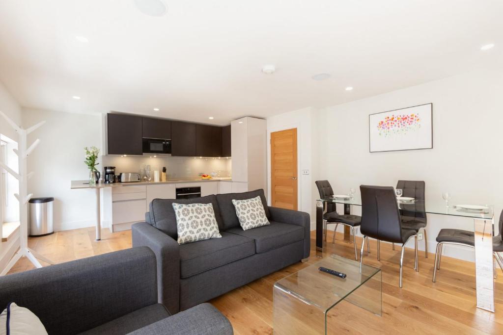 伦敦Central Fitzrovia - 1BR - CityApartmentStay的客厅配有沙发和桌子