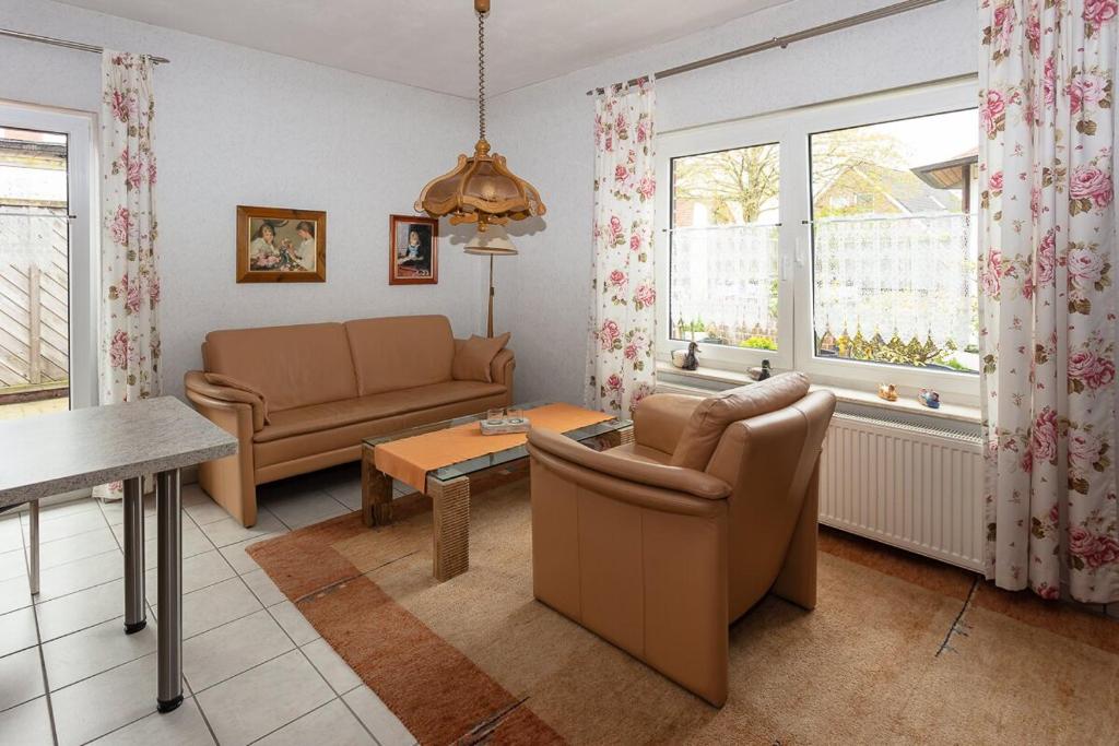 博尔库姆Ferienhaus Inselkate的客厅配有沙发和桌子
