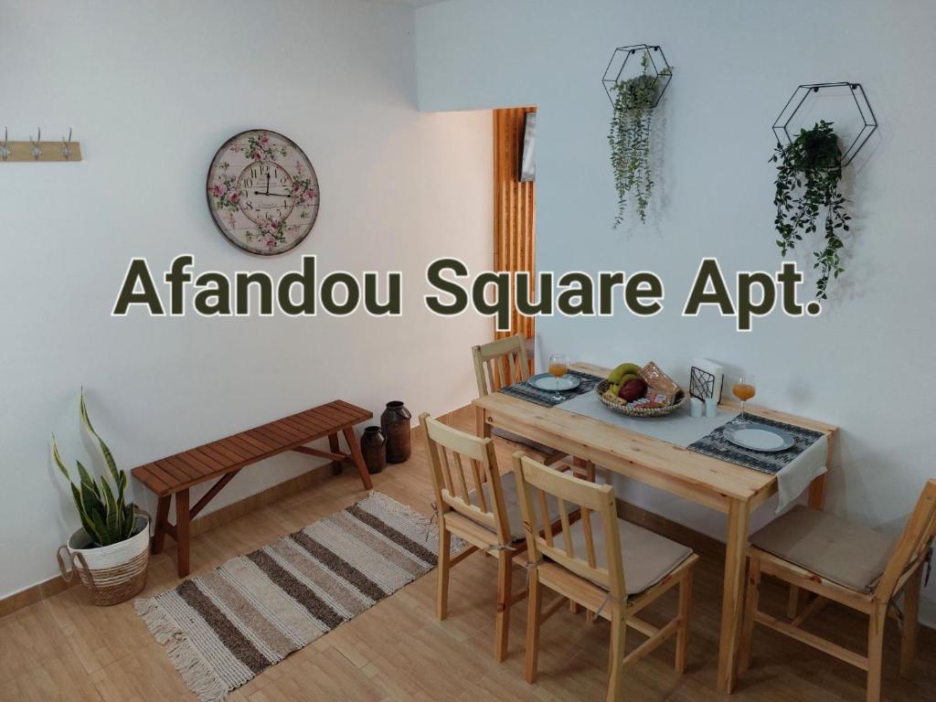 阿凡杜Afandou Square Apartment的一间带桌椅的用餐室
